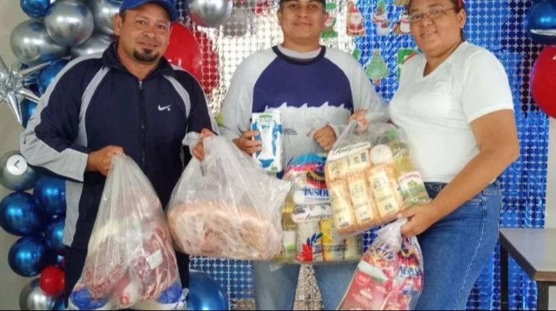 Entregan combo hallaquero y pernil a estos empleados públicos