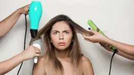 Reconocida estilista alerta el error que mujeres de 60 cometen al secarse el pelo: se vuelve fino y sin brillo