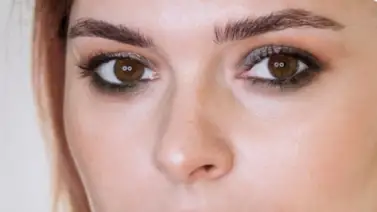 La tendencia de cejas con remolino que revoluciona el maquillaje: adáptala a tu rutina en casa como toda una experta La tendencia de cejas con remolino que revoluciona el maquillaje: adáptala a tu rutina en casa como toda una experta