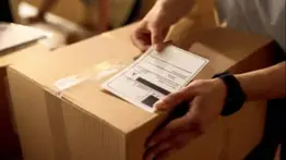 Vigilante de empresa de envíos aprovechaba la noche para hurtar encomiendas: recuperan estos objetos