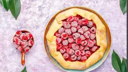 ¡Fácil y rápido! Así puedes preparar una exquisita torta de frambuesa con ingredientes económicos