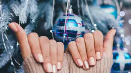 Manicura para elevar el look navideño: colores y diseños que son tendencia