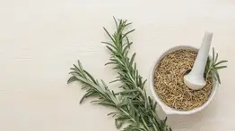 Así debes aplicar el agua de romero en el cabello para combatir la caspa fácil y rápido