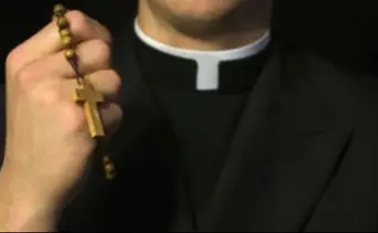 Arzobispado de Chile advierte sobre falso sacerdote venezolano: celebró misas y actos litúrgicos durante un año