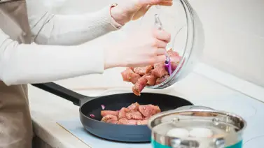 Truco para evitar salpicaduras al freír el pollo: quedará crujiente por fuera y jugoso por dentro Truco para evitar salpicaduras al freír el pollo: quedará crujiente por fuera y jugoso por dentro