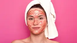 Usos del tomate en la rutina facial: limpia los poros, regula el brillo y previene el envejecimiento