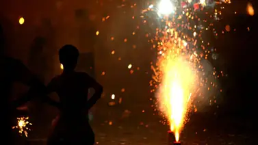 Fuegos artificiales y niños Fuegos artificiales y niños