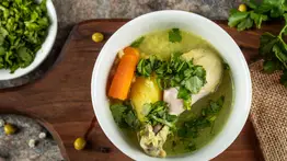 ¡Adiós resaca!: Receta de sopa de pollo ideal para reponerse de una noche de fiesta