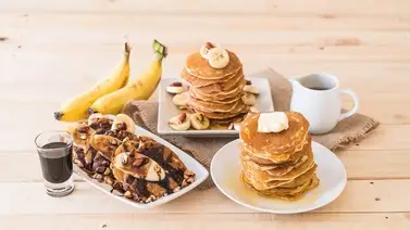 Desayuno saludable: esponjosas tortitas de cambur maduro y avena Desayuno saludable: esponjosas tortitas de cambur maduro y avena