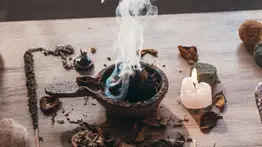 Rituales sencillos y efectivos a base de canela para recibir el 2026 con energías positivas